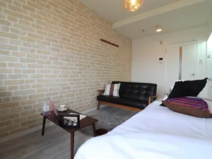 アクセントクロスがおしゃれなインテリアのお部屋! 姿見あり! 朝自宅にも便利なアイテムです。