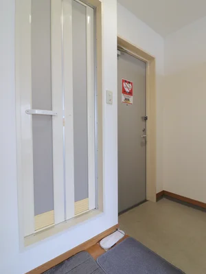 玄関スペースゆとりあり！　シューズボックスもあるので　リフォームなどでご滞在の方も靴など収納できて便利！