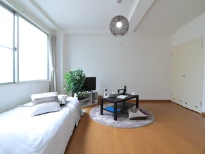 広めの１Rタイプの間取りです。冷蔵庫や電子レンジ・電機ケトル等　一人暮らしに必要な設備がそろっていて　身の回りの荷物だけでご入居いただけます。