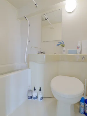 掃除がしやすいです3点ユニットタイプのお風呂です。　洗剤やシャンプーコンディショナー・ボディーソープ等すべて標準品です！