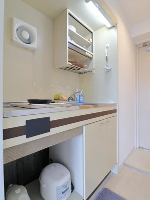 IHコンロのため掃除がしやすいです。　食器類や調理器具などあり　長期の滞在でも自炊でき健康面に考慮！