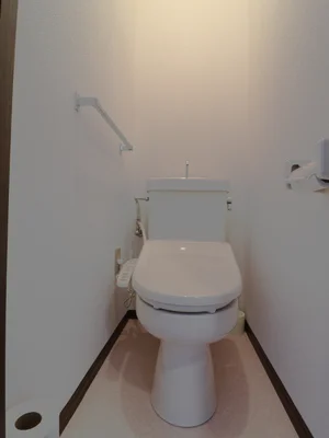 バストイレ別のシャワートイレ機能付きトイレ！　トイレブラシや洗剤等もあり　清潔に保っていただけます。