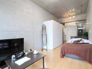 コンクリートの壁のため、スタイリッシュな印象が特徴です！　大き目のテレビがあり仕事終わりや休日など　ゆったりとリラックスしていただけるお部屋です♪