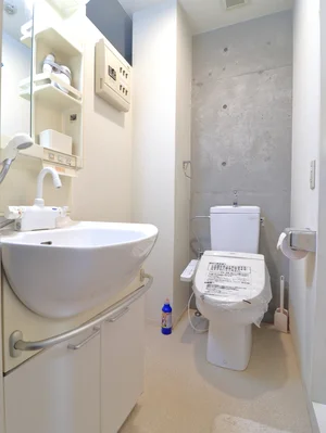 洗面所＆トイレ　バストイレ別が嬉しい！　トイレットペーパー・トイレブラシ・洗剤などすべて標準品！