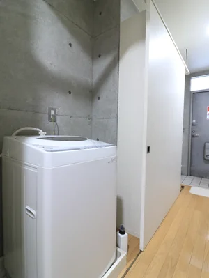 洗濯機置き場　衣類やリネン類など毎日洗濯できるので清潔に保っていただけます。