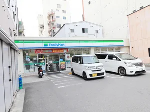 ファミリーマート 呉中通3丁目店まで徒歩3分