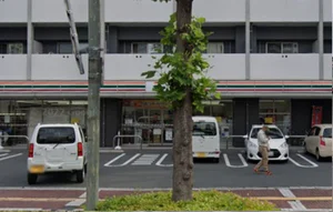 セブン-イレブン 呉西中央店まで徒歩5分