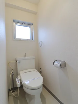 シャワートイレ機能付きのトイレです。　トイレブラシや洗剤なども標準品です。