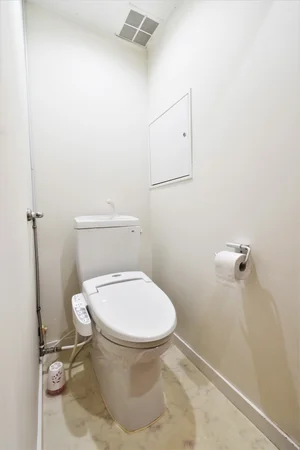 バストイレ別! トイレットペーパーはもちろん トイレブラシや洗剤などもあり! 清潔に保てます!