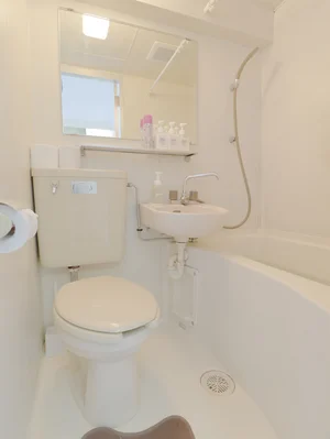 掃除が簡単な3点ユニットタイプのお風呂です　シャンプーリンス・ボディーソープなど取り揃えてあるので荷物を軽く入居いただけます♪