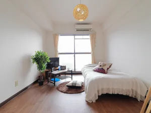 高めの窓のため、多くの光を取り込めます。　リネン類の取り揃えも豊富にあります♪