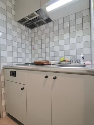 お洒落なタイル張りのキッチン♪ケトルのご用意もしておりますので、朝のコーヒーなどもお手軽に準備いただます!