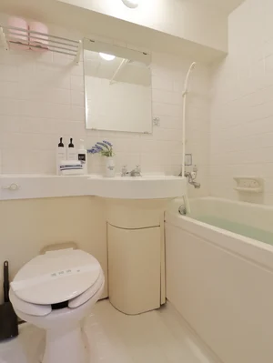 ささっとお風呂を済ませたい方にオススメのユニットバス!シャンプー・ボディーソープなど充実の品ぞろえです♪また、トイレブラシなど他では置いてない備品もご用意しておりますので、短期~長期でお住まいの方にも「あったら助かるものが多い」とご好評いただいております(^^♪