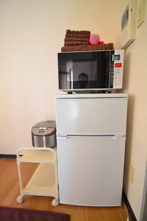 電子レンジ・冷蔵庫だけでなく、炊飯器もご用意しております♪炊き立てご飯が毎日でも食べられますね!