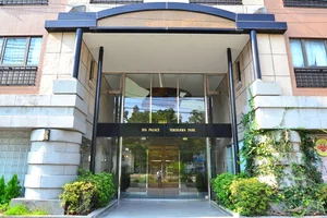 とっても煌びやかな玄関(^^♪周辺にはコンビニや飲食店も近く、横川駅へも徒歩4分で向かえるので非常に便利な立地です!