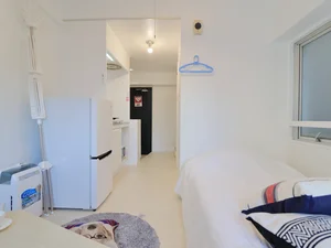 出窓有のため風が通りやすく換気しやすいです。　入居当日から自宅のように寛げる空間です。