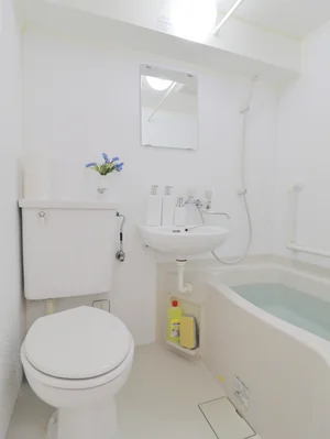 ユニットバス　掃除が簡単なのが特徴です。　シャンプーコンディショナー・ボディーソープや洗剤類などあり長期滞在でも安心のラインナップ！