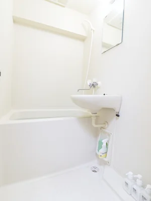 嬉しい風呂トイレ別設で、気兼ねなくお使いいただけます。シャンプー・コンディショナー・ボディーソープを完備し、新品のボディータオルもご用意。勿論、洗剤とスポンジもあるので、掃除も可能です。風呂桶もご用意しておりますので、湯船に浸かっていただく際にも便利。普段家では浸からないけれど、という人こそ、ご利用していただければと思います。(*’ω’*)