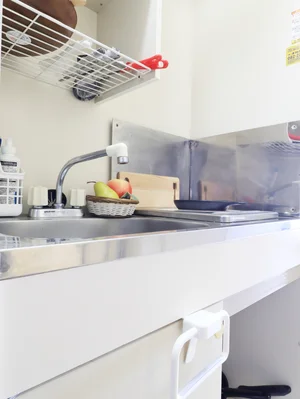 1口IHのシステムキッチンで、ちょっとした料理に最適です。IHなので、普段料理されない方にも安心してご利用いただけます。包丁やフライパン、まな板、鍋等の調理器具はもちろん、茶碗や汁椀、丼ぶり椀などの食器類やお箸、スプーン、フォークもご用意しております。食器用洗剤やスポンジも標準装備でご案内いたしますので、是非ご利用くださいませ。(*’ω’*)