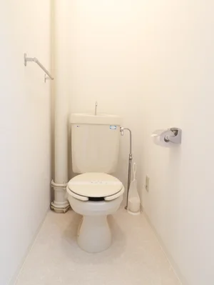 嬉しい風呂トイレ別設計で、トイレットペーパーも3ロールご用意しておりますので、短期から長期まで様々なお客様に安心してお使いいただけます。もちろん、トイレブラシもご用意しておりますので、いつでも清潔にご利用していただくことが出来ます。(*’ω’*)