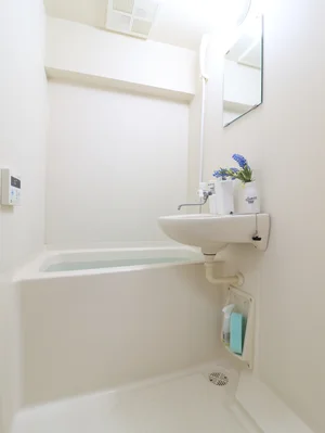 嬉しい風呂トイレ別設で、気兼ねなくお使いいただけます。シャンプー・コンディショナー・ボディーソープを完備し、新品のボディータオルもご用意。勿論、洗剤とスポンジもあるので、掃除も可能です。風呂桶もご用意しておりますので、湯船に浸かっていただく際にも便利。普段家では浸からないけれど、という人こそ、ご利用していただければと思います。(*’ω’*)