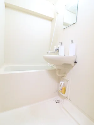 嬉しい風呂トイレ別設で、気兼ねなくお使いいただけます。シャンプー・コンディショナー・ボディーソープを完備し、新品のボディータオルもご用意。勿論、洗剤とスポンジもあるので、掃除も可能です。風呂桶もご用意しておりますので、湯船に浸かっていただく際にも便利。普段家では浸からないけれど、という人こそ、ご利用していただければと思います。(*’ω’*)