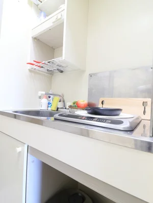 1口IHのシステムキッチンで、ちょっとした料理に最適です。IHなので、普段料理されない方にも安心してご利用いただけます。包丁やフライパン、まな板、鍋等の調理器具はもちろん、茶碗や汁椀、丼ぶり椀などの食器類やお箸、スプーン、フォークもご用意しております。食器用洗剤やスポンジも標準装備でご案内いたしますので、是非ご利用くださいませ。(*’ω’*)