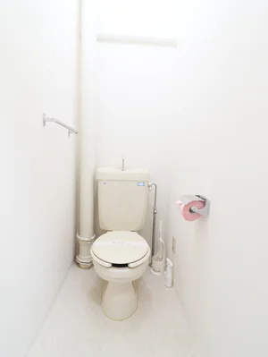 嬉しい風呂トイレ別設計で、トイレットペーパーも3ロールご用意しておりますので、短期から長期まで様々なお客様に安心してお使いいただけます。もちろん、トイレブラシもご用意しておりますので、いつでも清潔にご利用していただくことが出来ます。(*’ω’*)