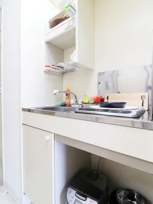 1口IHのシステムキッチンで、ちょっとした料理に最適です。IHなので、普段料理されない方にも安心してご利用いただけます。包丁やフライパン、まな板、鍋等の調理器具はもちろん、茶碗や汁椀、丼ぶり椀などの食器類やお箸、スプーン、フォークもご用意しております。食器用洗剤やスポンジも標準装備でご案内いたしますので、是非ご利用くださいませ。(*’ω’*)