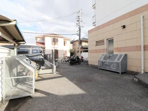 敷地内ゴミ捨て場　時間がない朝のごみ捨ても楽々していただけます！