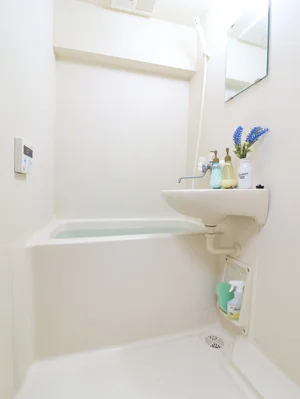 嬉しい風呂トイレ別設で、気兼ねなくお使いいただけます。シャンプー・コンディショナー・ボディーソープを完備し、新品のボディータオルもご用意。勿論、洗剤とスポンジもあるので、掃除も可能です。風呂桶もご用意しておりますので、湯船に浸かっていただく際にも便利。普段家では浸からないけれど、という人こそ、ご利用していただければと思います。(*’ω’*)