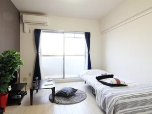 リネン類等も豊富にご用意がございます！　ローテーブル付きでお仕事やちょっとした作業などもできて便利！　エアコン付きのお部屋なので　一年を通して快適にお過ごしいただけます！