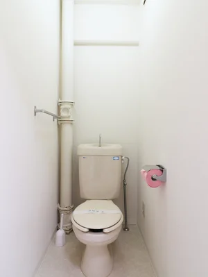 嬉しい風呂トイレ別設計で、トイレットペーパーも3ロールご用意しておりますので、短期から長期まで様々なお客様に安心してお使いいただけます。もちろん、トイレブラシもご用意しておりますので、いつでも清潔にご利用していただくことが出来ます。(*’ω’*)