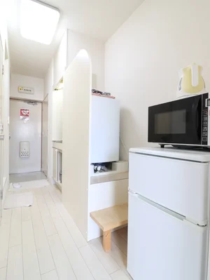 玄関スペース！　広々としていて明るい空間です！　洗濯機があり毎日洗濯していただけるので　長期の滞在でも衣類など清潔に保っていただけます！　冷蔵庫や電子レンジなど　一人暮らしに必要な家電もそろっているので安心！