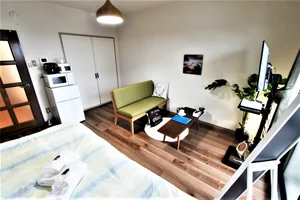家具家電ありでカジュアルなイメージのお部屋の雰囲気! エアコン付きで快適な温度でお過ごし可能♪ 姿見もあり!