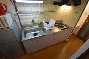 【キッチン画像】調理器具から洗剤まで完備。ホテルと違って調理できて、自宅の様に暮らせるのがマンスリーマンションの強みですね。