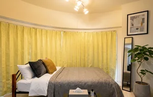 大きい窓があるので日当たり抜群♪自然光で気持ちよく起床いただけます！※植木と額とクッションなどは写真用です。