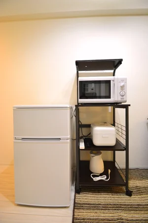 冷蔵庫・電子レンジだけでなく炊飯器やケトルもご用意しておりますので、毎日炊き立てのご飯を食べたり、朝にコーヒーを一杯いただくことも可能♪