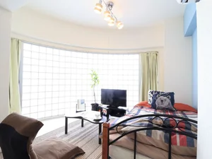 白を基調とした清潔感あふれる玄関！靴ベラやスリッパもございますので、ぜひご活用ください♪