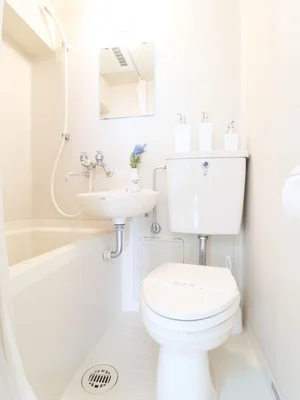 ささっとお風呂を済ませたい方にオススメのユニットバス！シャンプー・ボディーソープなど充実の品ぞろえです♪また、トイレブラシなど他では置いてない備品もご用意しておりますので、短期～長期でお住まいの方にも「あったら助かるものが多い」とご好評いただいております(^^♪