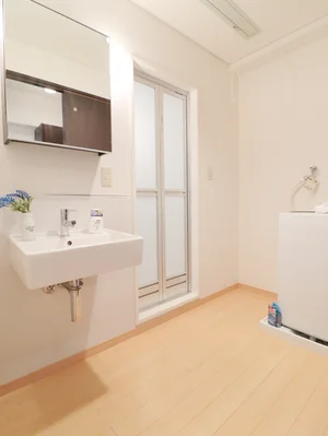 脱衣所 独立洗面台付きのため朝の身支度も簡単にできます! 室内洗濯機置き場ありで毎日洗濯できて便利です!
