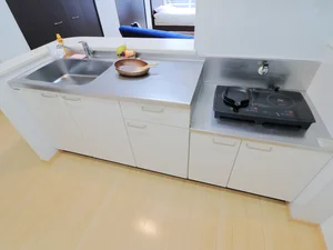 キッチン 卓上IHコンロ 調理器具や食器類などそろっていて自炊もできます♪