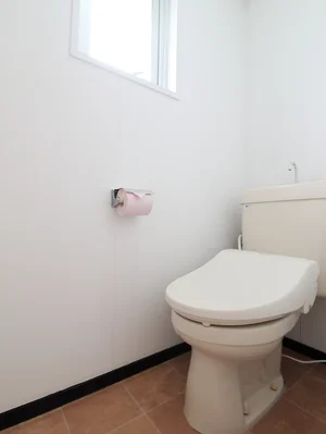 シャワートイレ機能付きトイレ　トイレットペーパーや洗剤等標準品です♪