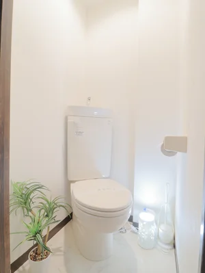 バストイレ別！トイレットペーパーやトイレブラシ等、他では置いてない備品も沢山ございますので短期～長期でお住まいの方にも「あったら助かるものが多い」と大変ご好評いただいております。