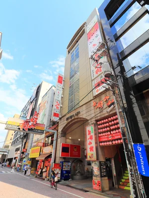 お好み村まで徒歩４分・・・広島といえばお好み焼き！たくさんのお好み焼き屋が一挙に立ち並んでいますので県外の方はこちらに行けば、特徴のある色んなお店に出会えるはずです！