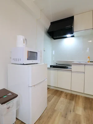 冷蔵庫・電子レンジ・電気ケトルなど家電豊富! キッチンも広々お使いいただけます。