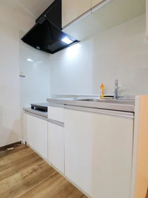 キッチンは調理器具や食器類などそろっているので自炊をするのにも便利です!