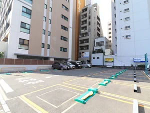 近隣コインパーキング③ 08:00~24:00 最初の20分 300円 以降15分毎 200円 24:00~08:00 60分毎100円 (2020年6月現在)