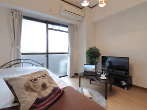 大き目なテレビがあり、ゆっくり寛げる空間となっております。家具家電だけでなく、ティッシュやリセッシュ等もご用意させてもらっているので非常にご満足度高くご利用いただいております!