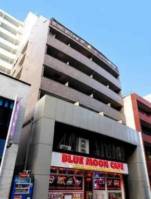 広島の中心地にあるので非常に便利な立地♪コンビニや飲食店、郵便局など生活をする際に助かるお店が多数あり、パルコなどファッションビルも近いので観光目的の方にもオススメ♪